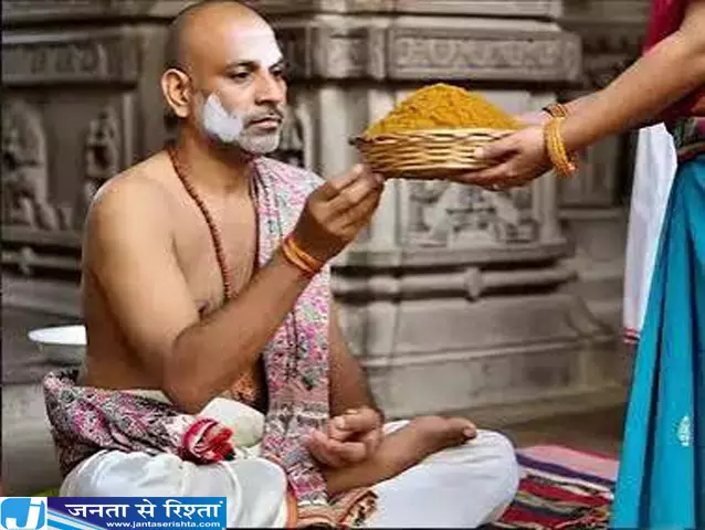 धार्मिक मान्यताओं के अनुसार दक्षिणा देने के ये नियम जरूर जानें धार्मिक मान्यताओं के अनुसार दक्षिणा देने के ये नियम जरूर जानें