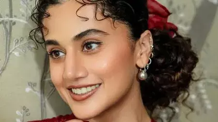 कंगना संग जुबानी जंग पर भड़कीं तापसी, बोलीं- बात को तूल देना बंद करें कंगना संग जुबानी जंग पर भड़कीं तापसी, बोलीं- बात को तूल देना बंद करें