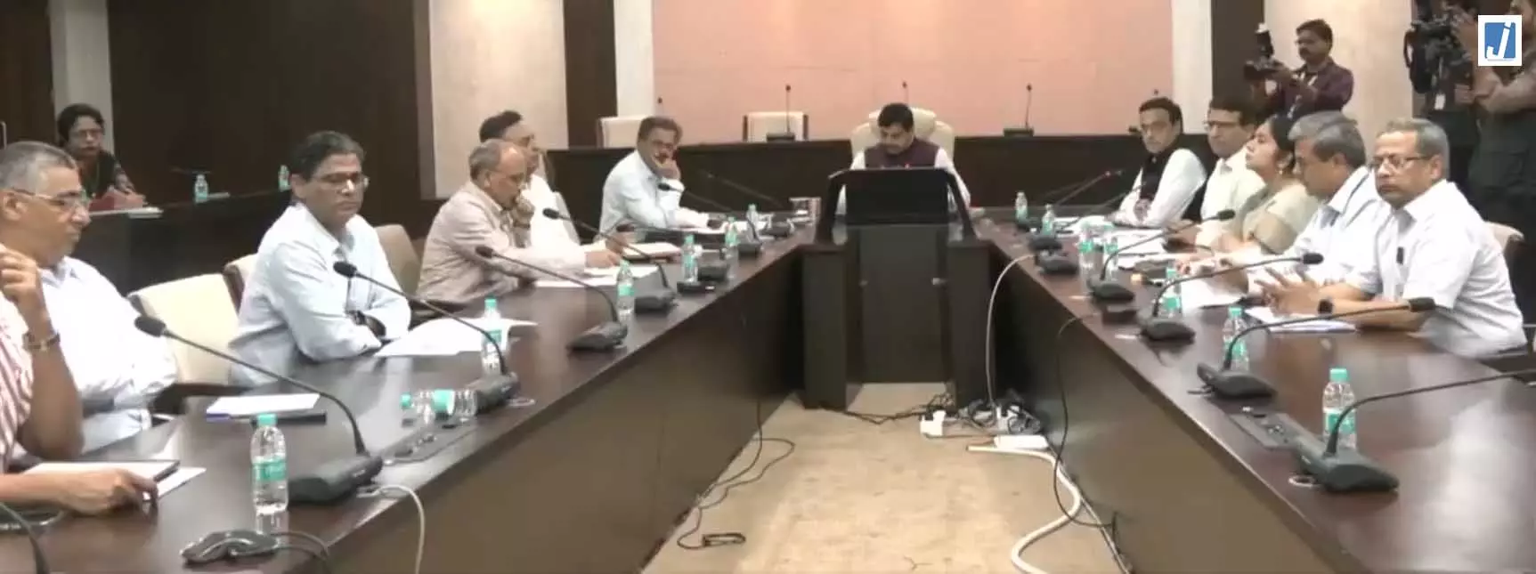 सीएम मोहन यादव ने विकास कार्यों की समीक्षा की सीएम मोहन यादव ने विकास कार्यों की समीक्षा की