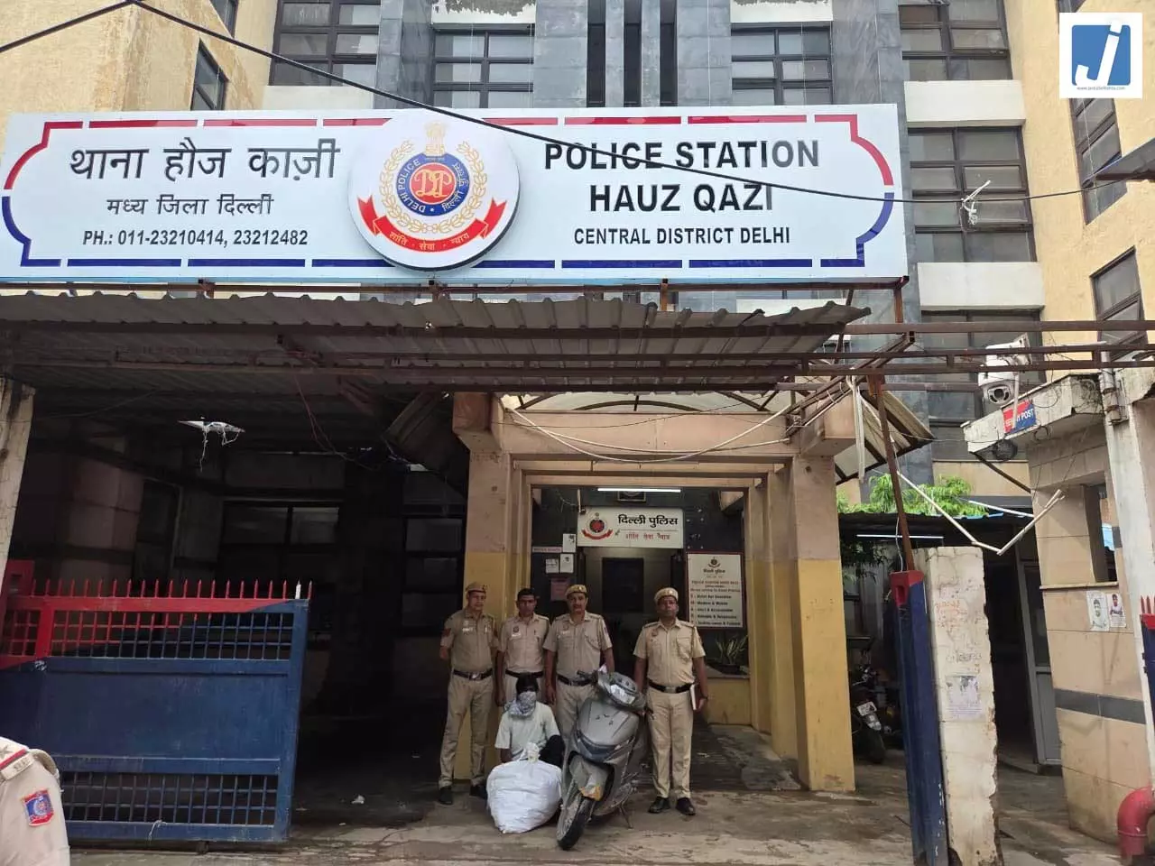 रात की गश्त में पुलिस को मिली कामयाबी, स्कूटी से 200 क्वार्टर ले जा रहा युवक गिरफ्तार रात की गश्त में पुलिस को मिली कामयाबी, स्कूटी से 200 क्वार्टर ले जा रहा युवक गिरफ्तार