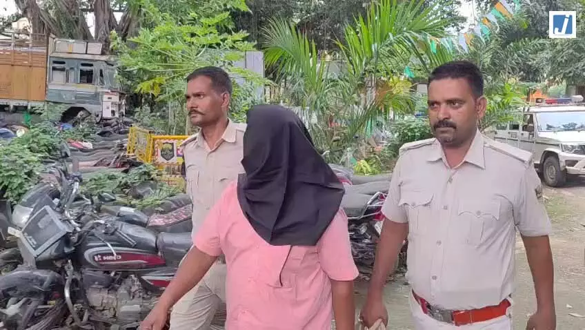 रफ्तार बढ़ाकर भागी बोलेरो ने खोला राज, अंदर मिला 382 लीटर शराब का जखीरा रफ्तार बढ़ाकर भागी बोलेरो ने खोला राज, अंदर मिला 382 लीटर शराब का जखीरा