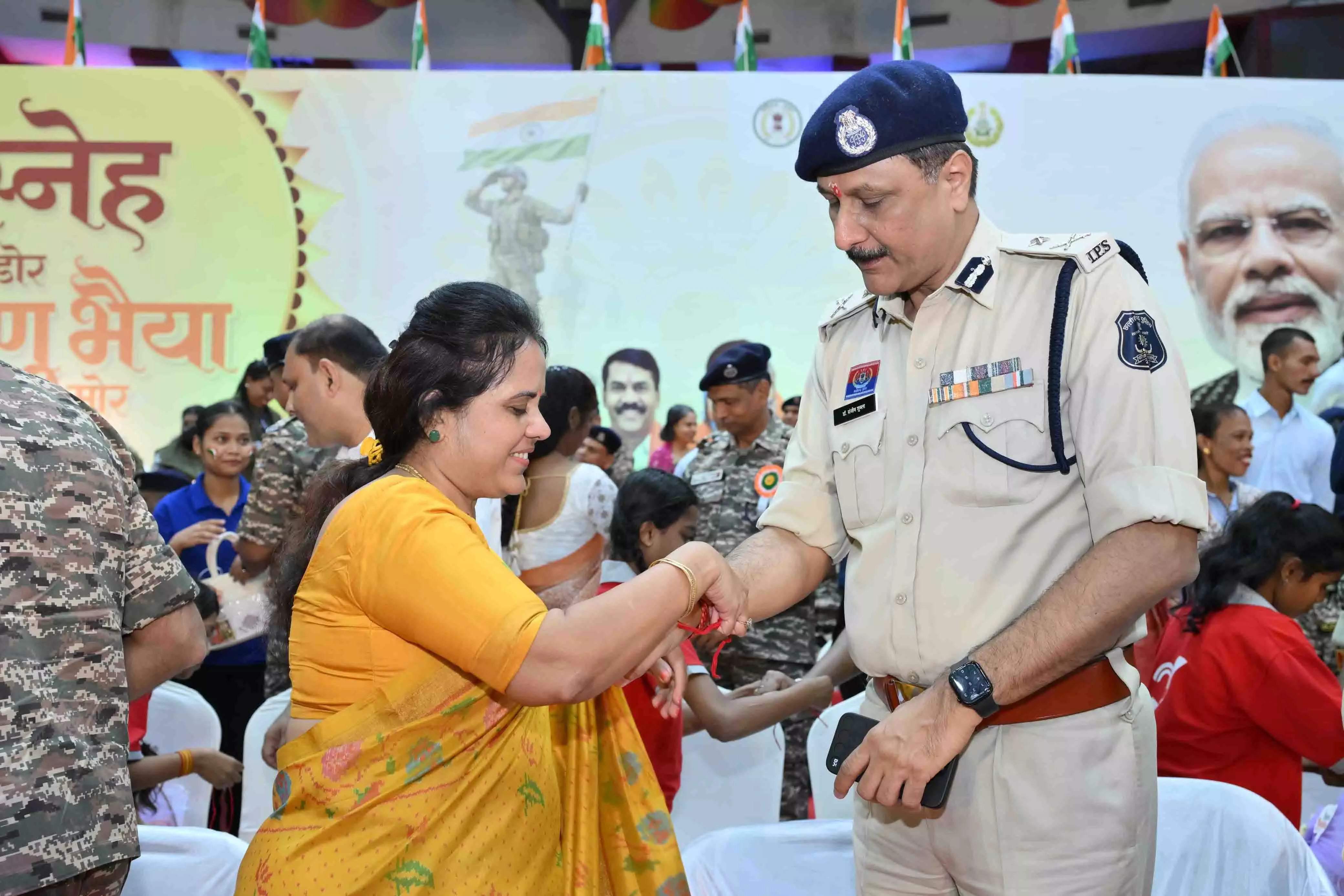 महापौर मीनल चौबे ने रायपुर पुलिस कमिश्नर डॉ संजीव शुक्ला को बांधी राखी महापौर मीनल चौबे ने रायपुर पुलिस कमिश्नर डॉ संजीव शुक्ला को बांधी राखी