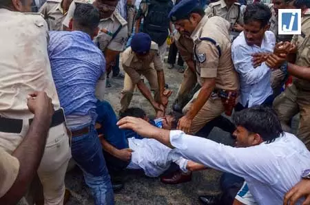 रिजल्ट विवाद ने पकड़ा तूल, आर्यभट्ट यूनिवर्सिटी के बाहर छात्रों का हंगामा रिजल्ट विवाद ने पकड़ा तूल, आर्यभट्ट यूनिवर्सिटी के बाहर छात्रों का हंगामा