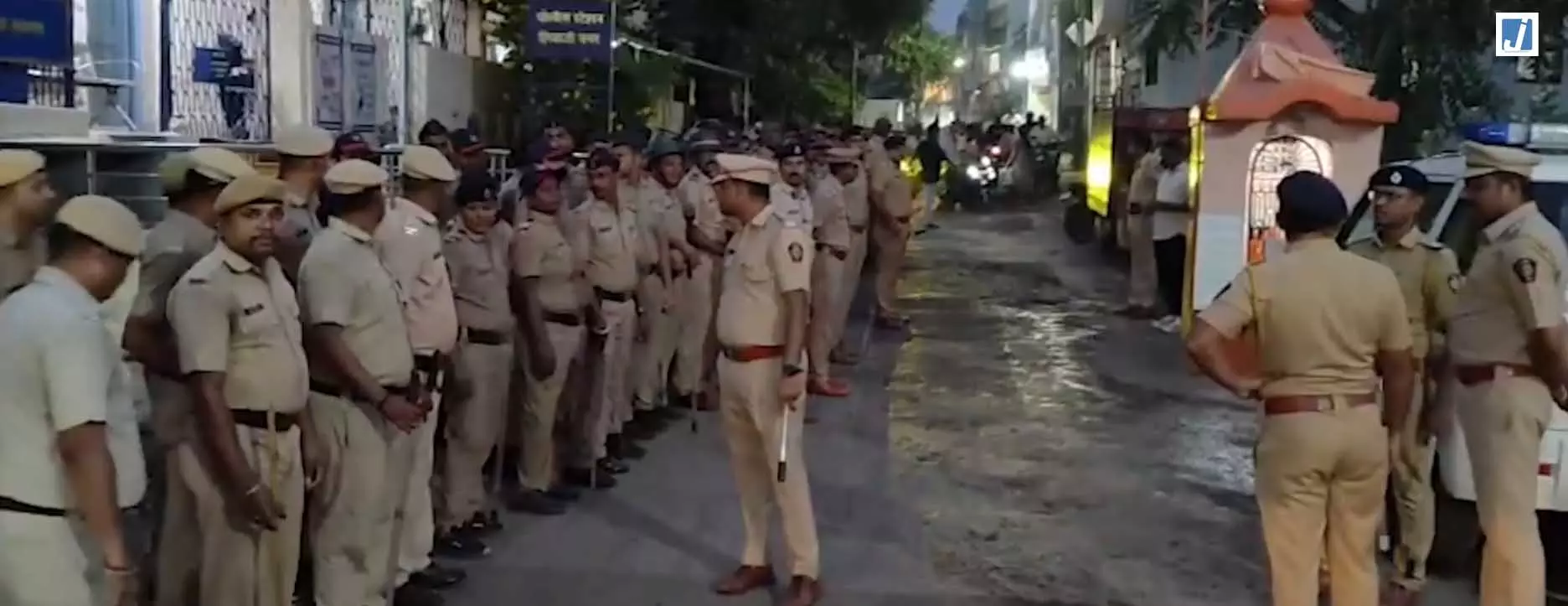 ईद-ए-मिलाद से पहले बुलढाणा पुलिस अलर्ट, खामगांव में निकाला रूट मार्च ईद-ए-मिलाद से पहले बुलढाणा पुलिस अलर्ट, खामगांव में निकाला रूट मार्च