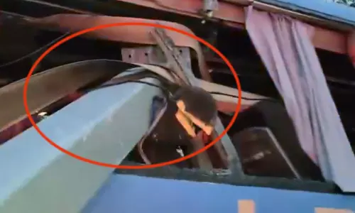 भयानक मंजर LIVE 6 लोगों की मौत के बाद, रॉड यात्रियों की सीटों तक अंदर घुसी भयानक मंजर LIVE 6 लोगों की मौत के बाद, रॉड यात्रियों की सीटों तक अंदर घुसी