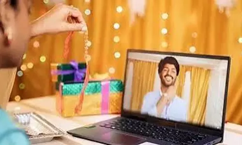 भाई बहन दूर हैं तो ऐसे बनाएं रक्षाबंधन को यादगार ऑनलाइन मनाएं त्योहार भाई बहन दूर हैं तो ऐसे बनाएं रक्षाबंधन को यादगार ऑनलाइन मनाएं त्योहार