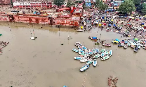 प्रयागराज में गंगा-यमुना का जलस्तर लगातार तीसरे दिन घटा, फाफामऊ में स्थिरता से बढ़ी चिंता प्रयागराज में गंगा-यमुना का जलस्तर लगातार तीसरे दिन घटा, फाफामऊ में स्थिरता से बढ़ी चिंता