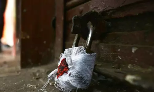 लोनी में प्रशासन की बड़ी कार्रवाई, 25 अवैध फैक्ट्रियां सील; धातु गलाने से फैल रहा था प्रदूषण लोनी में प्रशासन की बड़ी कार्रवाई, 25 अवैध फैक्ट्रियां सील; धातु गलाने से फैल रहा था प्रदूषण