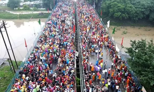 11 किलोमीटर लंबी कांवड़ यात्रा से इंदौर-भोपाल हाईवे पर लगा जाम 11 किलोमीटर लंबी कांवड़ यात्रा से इंदौर-भोपाल हाईवे पर लगा जाम