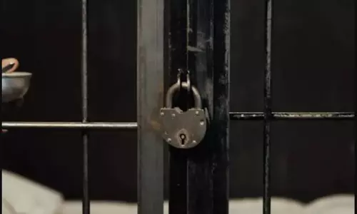सुंदरगढ़ जिला अस्पताल से हत्या का आरोपी फरार, टॉयलेट जाने का बहाना बनाकर भागा सुंदरगढ़ जिला अस्पताल से हत्या का आरोपी फरार, टॉयलेट जाने का बहाना बनाकर भागा