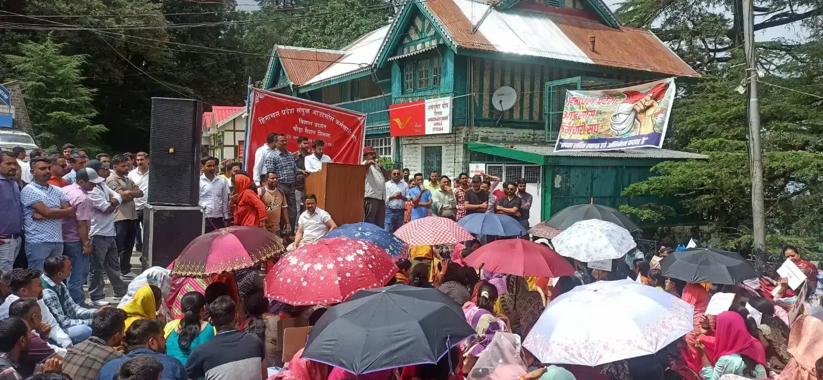Shimla: विधानसभा के बाहर गरजे आउटसोर्स कर्मचारी, नीति बनाने के लिए दिया दो महीने का समय