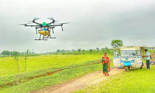 ड्रोन के पंखों से आत्मनिर्भरता की उड़ान ड्रोन के पंखों से आत्मनिर्भरता की उड़ान