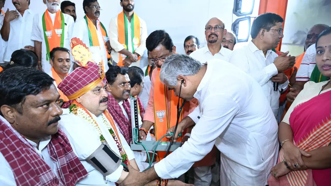 Telangana: BJP प्रमुख ने बीमार पड़ने के बाद भूख हड़ताल खत्म की Telangana: BJP प्रमुख ने बीमार पड़ने के बाद भूख हड़ताल खत्म की