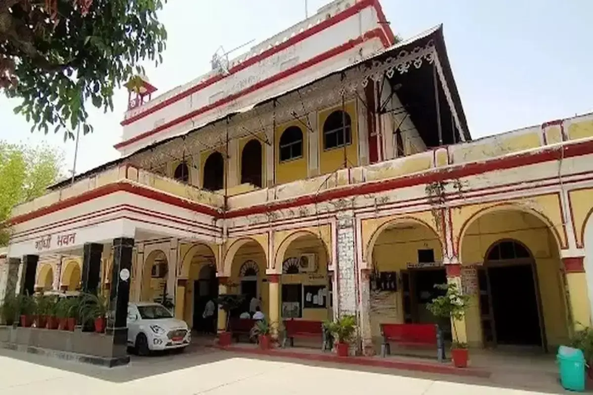 Alwar: नगर निगम चुनाव से पहले अलवर में सियासी हलचल, महापौर सीट सामान्य महिला Alwar: नगर निगम चुनाव से पहले अलवर में सियासी हलचल, महापौर सीट सामान्य महिला