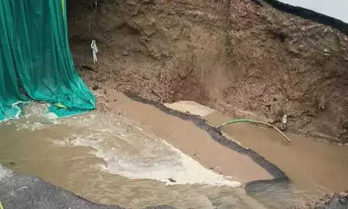 Gurugram: इफको चौक सर्विस रोड पर सड़क धंसी, वाहन चालकों के लिए बढ़ा खतरा