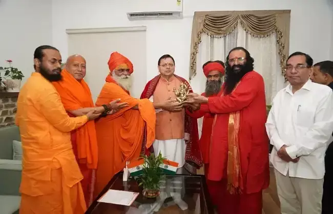 Dehradun: साधु-संतों ने मुख्यमंत्री धामी से की मुलाकात, पवित्र छड़ी यात्रा का दिया निमंत्रण