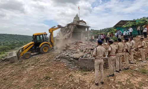 खाटू श्याम मंदिर पर चला प्रशासन का बुलडोजर, 15 गांवों की आस्था पर उठा सवाल खाटू श्याम मंदिर पर चला प्रशासन का बुलडोजर, 15 गांवों की आस्था पर उठा सवाल