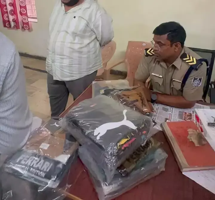 Jabalpur: पूमा के नाम पर नकली कपड़ों का खेल, 496 नग टीशर्ट-लोवर और हुडी बरामद Jabalpur: पूमा के नाम पर नकली कपड़ों का खेल, 496 नग टीशर्ट-लोवर और हुडी बरामद