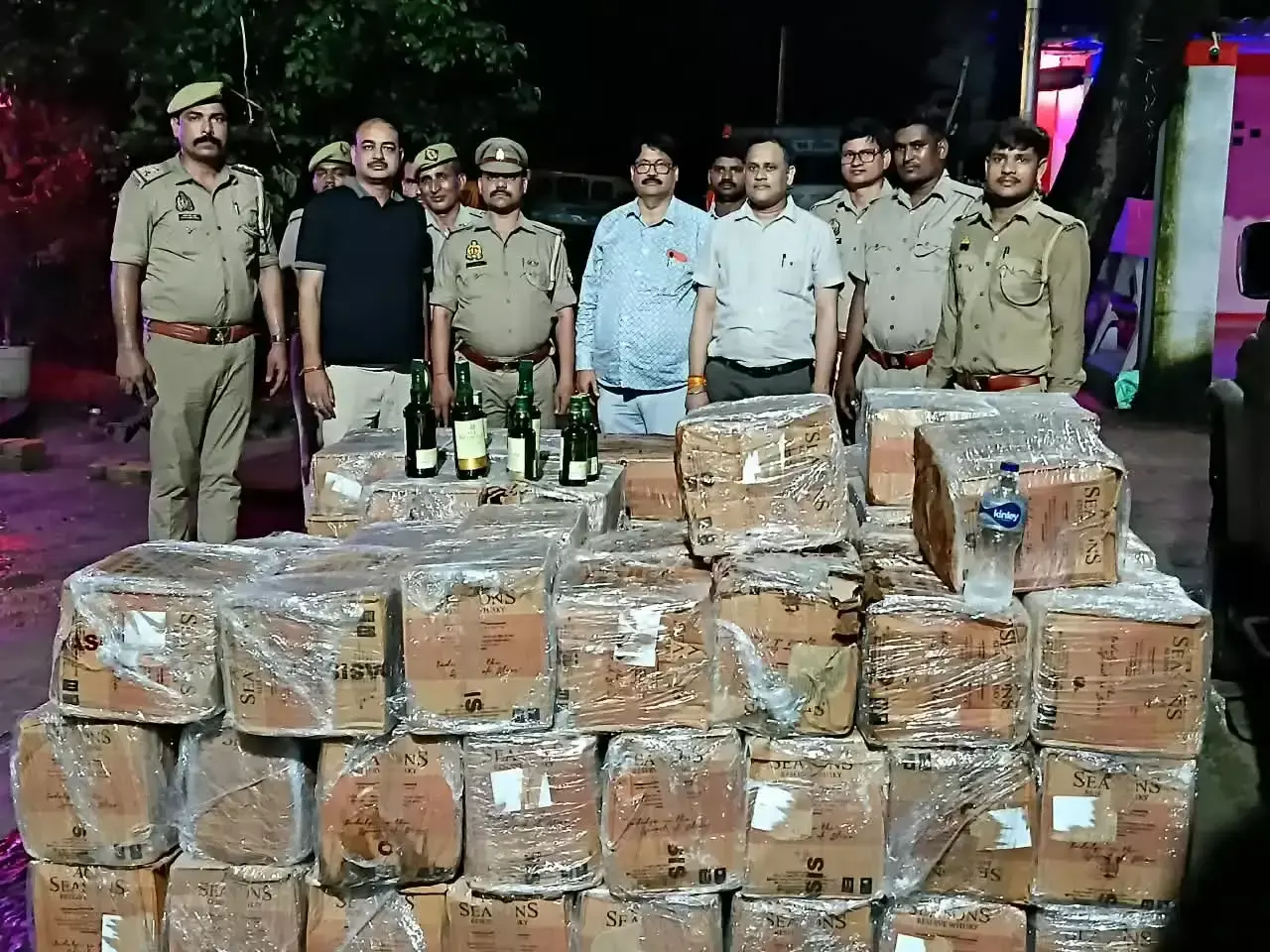 Prayagraj: शराब तस्करी का खुलासा, पिकअप से 981 लीटर अवैध शराब जब्त