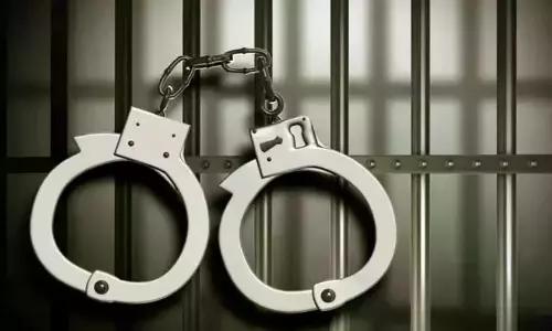 राजमुंदरी: तीन नशे में धुत महिलाओं ने दो युवकों पर हमला किया, न्यायिक हिरासत में भेजा गया राजमुंदरी: तीन नशे में धुत महिलाओं ने दो युवकों पर हमला किया, न्यायिक हिरासत में भेजा गया