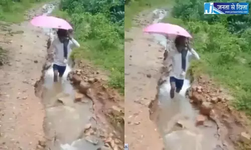 Andhra: सड़क न होने के कारण पिता बीमार बेटे को 5 किलोमीटर तक गोद में उठाकर अस्पताल ले गए