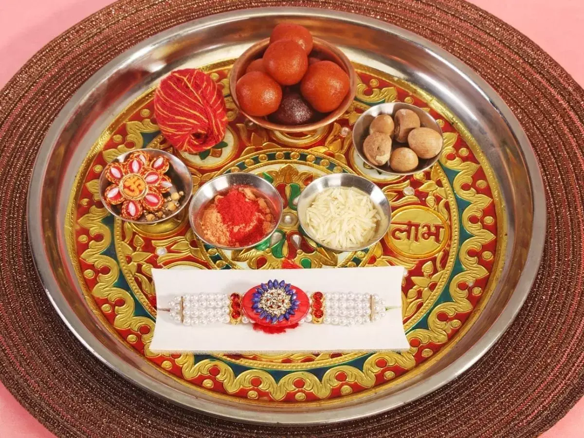 रक्षाबंधन पर थाली में क्या रखें शुभ सामग्री से पूरी करें पूजा रक्षाबंधन पर थाली में क्या रखें शुभ सामग्री से पूरी करें पूजा