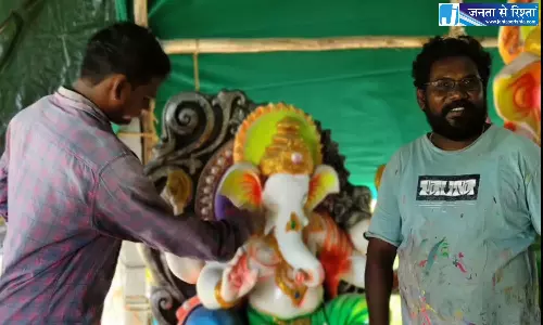 बापटला का परिवार गणेश प्रतिमा बनाने की 30 साल पुरानी परंपरा को आगे बढ़ा रहा है बापटला का परिवार गणेश प्रतिमा बनाने की 30 साल पुरानी परंपरा को आगे बढ़ा रहा है