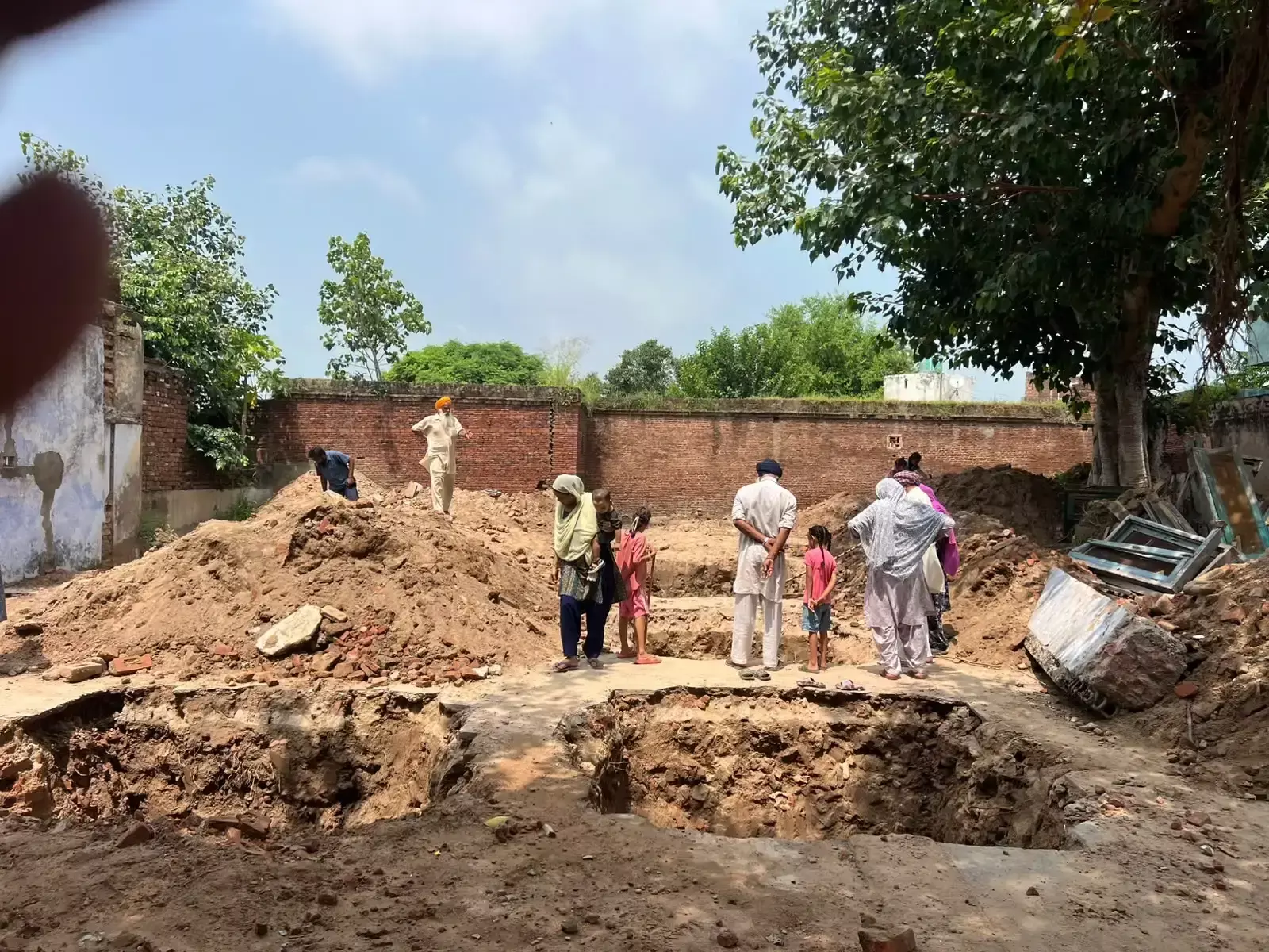 Mohali: मोहाली में खुदाई के दौरान मिला सदियों पुराना खजाना, चांदी के सिक्के बरामद Mohali: मोहाली में खुदाई के दौरान मिला सदियों पुराना खजाना, चांदी के सिक्के बरामद
