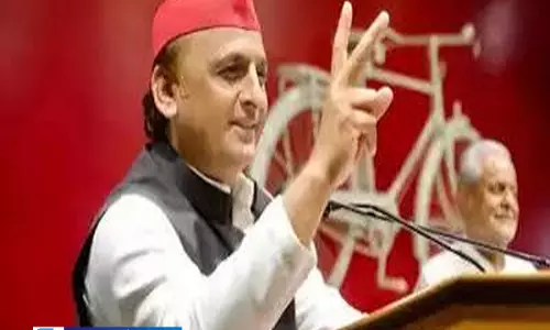 महिला वोटरों पर अखिलेश की नजर स्पेशल लीव समेत कई बड़े ऐलान
