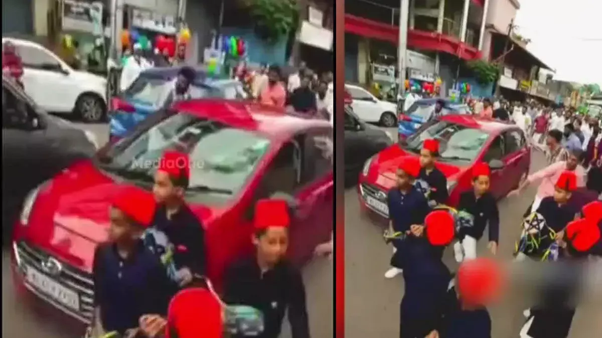 kerala: नशे में धुत युवकों ने नबी दिवस जुलूस में चढ़ाई कार, तीन बच्चे चोटिल kerala: नशे में धुत युवकों ने नबी दिवस जुलूस में चढ़ाई कार, तीन बच्चे चोटिल