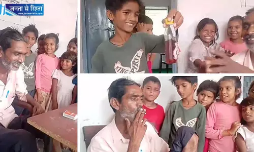 श्योपुर के सरकारी स्कूल में शराब की बोतल के साथ दिखे शिक्षक, वायरल वीडियो से मचा हड़कंप श्योपुर के सरकारी स्कूल में शराब की बोतल के साथ दिखे शिक्षक, वायरल वीडियो से मचा हड़कंप
