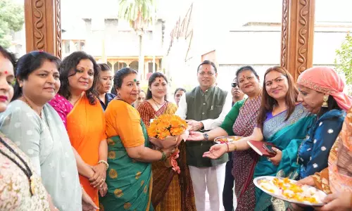 मुख्यमंत्री धामी को प्रदेशभर से आई बहनों ने बांधा रक्षा सूत्र