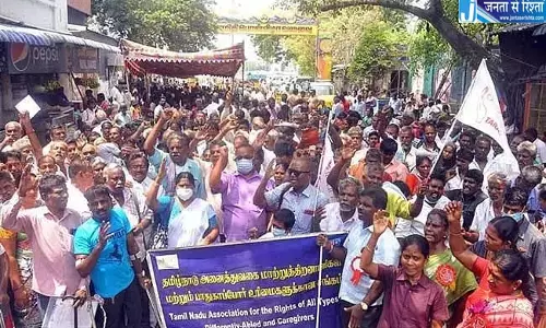 Taratdac के सदस्यों ने ज़्यादा आर्थिक मदद के लिए विरोध प्रदर्शन किया