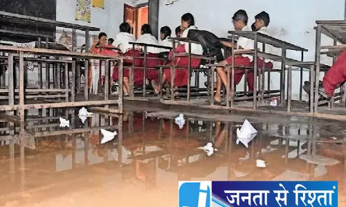 स्कूलों की बदहाली, क्लासरूम में भरा पानी स्कूलों की बदहाली, क्लासरूम में भरा पानी