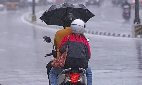 केरल पर कुदरत की मार: तूफान के साथ मूसलाधार बारिश का अलर्ट केरल पर कुदरत की मार: तूफान के साथ मूसलाधार बारिश का अलर्ट