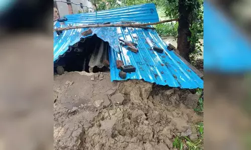 बारिश से कच्चा मकान गिरा गृहस्थी का सामान दबा परिवार के सामने रहने का संकट बारिश से कच्चा मकान गिरा गृहस्थी का सामान दबा परिवार के सामने रहने का संकट