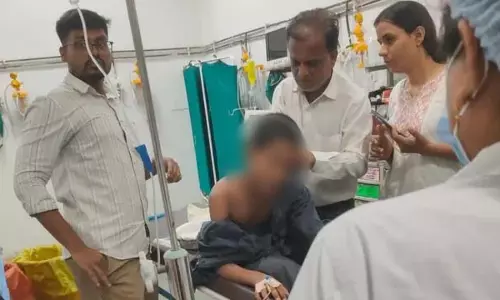 कंधे को चीरकर मुंह से बाहर निकला सरिया, मौत को छूकर लौटा 13 साल का बच्चा कंधे को चीरकर मुंह से बाहर निकला सरिया, मौत को छूकर लौटा 13 साल का बच्चा