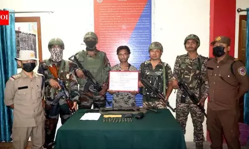 Arunachal: खोंसा से पकड़ा गया NSCN (R) कैडर, राइफल और कैश बरामद Arunachal: खोंसा से पकड़ा गया NSCN (R) कैडर, राइफल और कैश बरामद