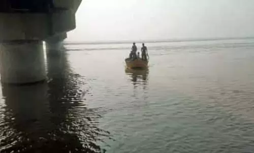 बिहार: भागलपुर में गंगा नदी में नाव पलटी, छह मजदूर लापता