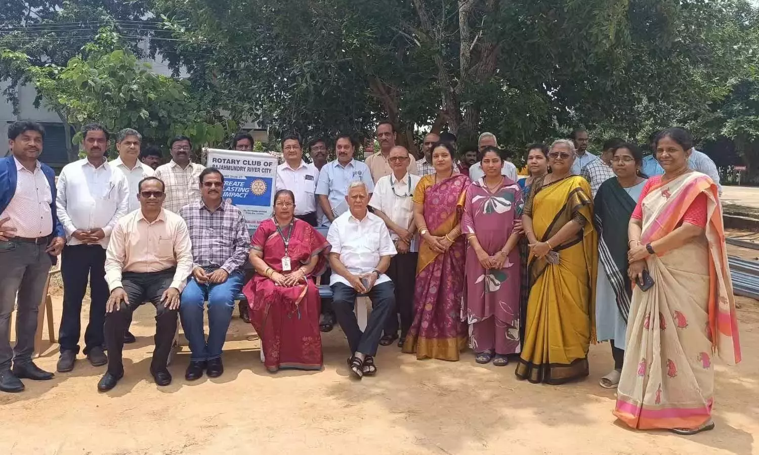 Andhra: रोटरी क्लब ने AKNU को सीमेंट की बेंच दान कीं