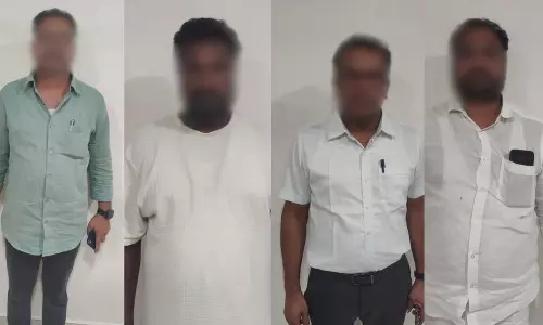 Kandukur: जमीन के फर्जी दस्तावेज मामले में 4 गिरफ्तार Kandukur: जमीन के फर्जी दस्तावेज मामले में 4 गिरफ्तार