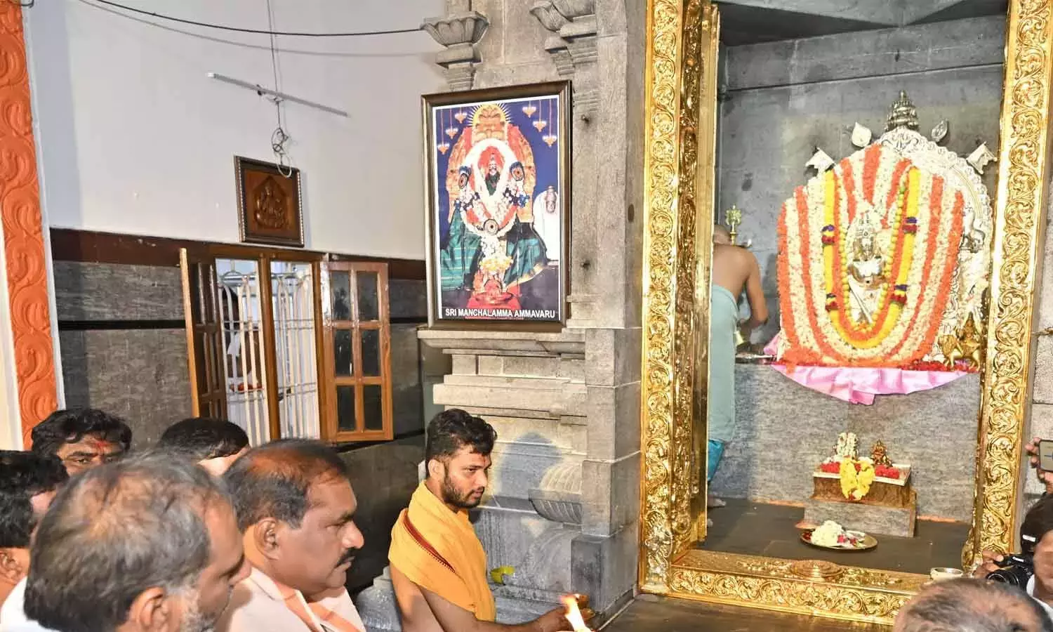 Andhra: मंत्रालयम मंदिर में राज्य की प्रगति और विकास के लिए प्रार्थना की गई Andhra: मंत्रालयम मंदिर में राज्य की प्रगति और विकास के लिए प्रार्थना की गई