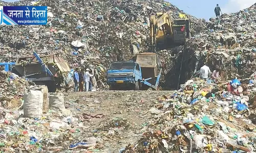 डल झील और ट्यूलिप गार्डन की खूबसूरती के बीच श्रीनगर में बढ़ता कचरे का संकट डल झील और ट्यूलिप गार्डन की खूबसूरती के बीच श्रीनगर में बढ़ता कचरे का संकट