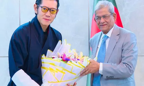 ढाका पारगमन के दौरान भूटान नरेश ने बांग्लादेश के राष्ट्रपति मिर्जा फखरुल से की मुलाकात ढाका पारगमन के दौरान भूटान नरेश ने बांग्लादेश के राष्ट्रपति मिर्जा फखरुल से की मुलाकात