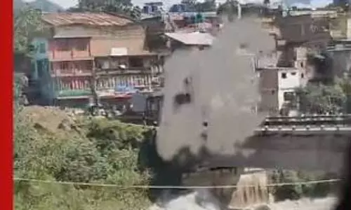 ताश के पत्तों की तरह गिरी बहुमंजिला इमारत नेपाल में खौफनाक हादसा ताश के पत्तों की तरह गिरी बहुमंजिला इमारत नेपाल में खौफनाक हादसा