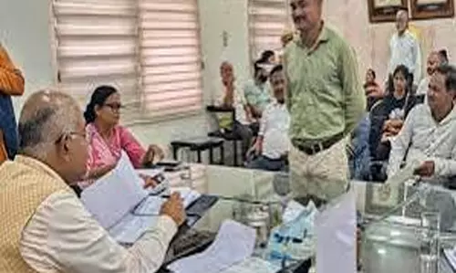 लाइसेंस लेने पहुंचा युवक लेकिन DM की शर्त सुन रह गया हैरान