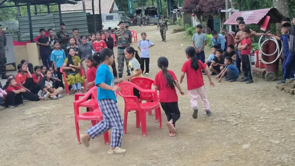 AR ने मेलुरी में मेडिकल कैंप लगाया; मोन में यूथ आउटरीच होस्ट किया