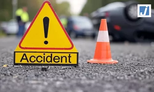 बेकाबू इनोवा का कहर 5 घायल ट्रैक्टर समेत 5 वाहनों को मारी टक्कर