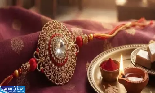 भाई की कलाई पर बांधें ऐसी राखी धर्म और फैशन दोनों का रखें ध्यान
