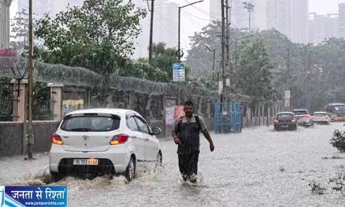 भारी बारिश बनी मुसीबत UP के कई जिलों में अलर्ट प्रशासन सतर्क